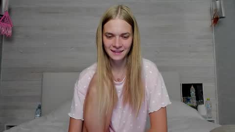 Snapshot of molly_hunt chatting on September 22, 3:54 am Molly Hunt online show from September 22, 3:54 am