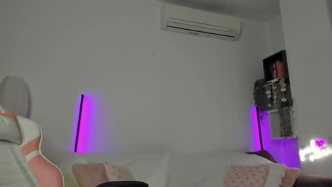 Snapshot of molly_k1ss chatting on October 17, 6:56 pm Molly online show from October 17, 6:56 pm