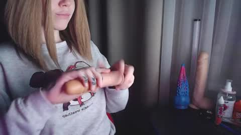 Snapshot of molly_royse chatting on March 9, 1:25 am I have new photos come and see with love Molly online show from March 9, 1:25 am