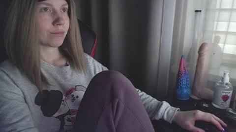 Snapshot of molly_royse chatting on March 4, 7:08 am I have new photos come and see with love Molly online show from March 4, 7:08 am
