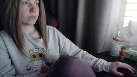Snapshot of molly_royse chatting on October 12, 10:52 am I have new photos come and see with love Molly online show from October 12, 10:52 am