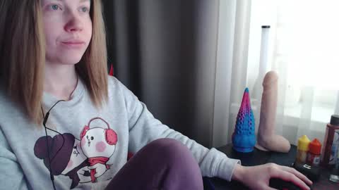 Snapshot of molly_royse chatting on February 16, 12:43 pm I have new photos come and see with love Molly online show from February 16, 12:43 pm