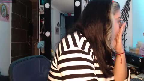 Snapshot of molly_shake chatting on October 1, 6:56 am Molly online show from October 1, 6:56 am