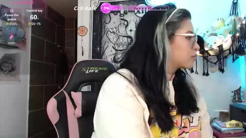 Snapshot of molly_shake chatting on October 14, 3:09 am Molly online show from October 14, 3:09 am