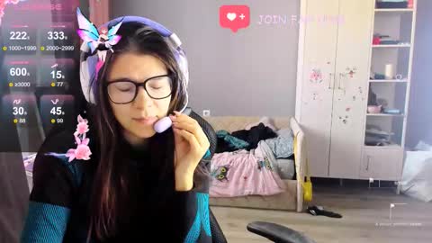 Snapshot of mollylollipop20 chatting on October 16, 5:07 am KIRA online show from October 16, 5:07 am