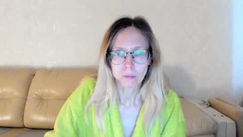 Snapshot of mollystory chatting on February 25, 5:08 am AngelMomm online show from February 25, 5:08 am