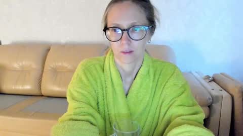 Snapshot of mollystory chatting on February 26, 4:30 am AngelMomm online show from February 26, 4:30 am