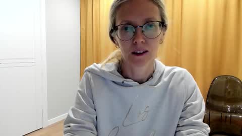 Snapshot of mollystory chatting on October 19, 6:51 am AngelMomm online show from October 19, 6:51 am
