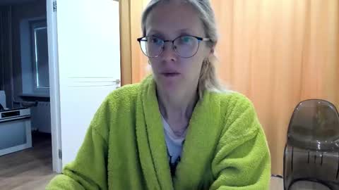 Snapshot of mollystory chatting on October 16, 6:35 am AngelMomm online show from October 16, 6:35 am