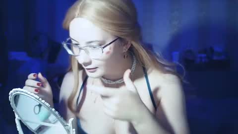 Snapshot of moodiemira chatting on September 30, 7:13 pm moodiemira online show from September 30, 7:13 pm