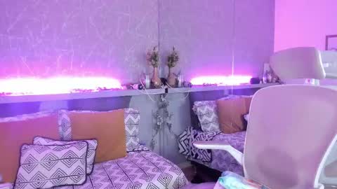 Sarah online show from November 8, 9:40 pm