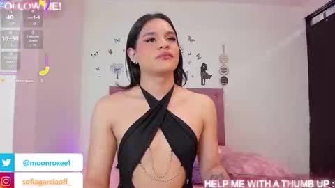Snapshot of moon_roxee chatting on October 21, 2:43 pm moon_roxee online show from October 21, 2:43 pm