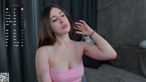 Snapshot of mooncutie_girl chatting on October 12, 5:15 pm Sophia online show from October 12, 5:15 pm