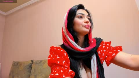 Snapshot of moroccan_diamond_ chatting on December 15, 6:48 pm Medina online show from December 15, 6:48 pm