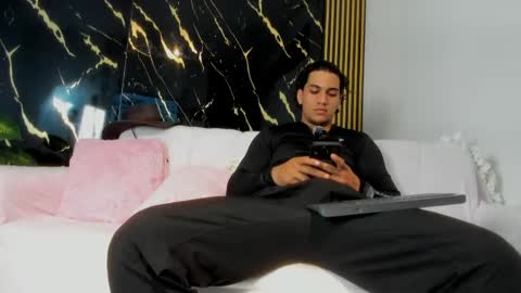 mr_maximo online show from April 24, 5:42 am