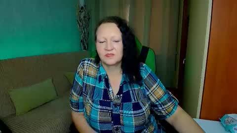 Snapshot of mrs___milf chatting on October 2, 8:13 am mrs milf online show from October 2, 8:13 am