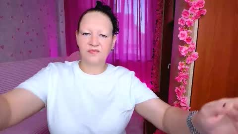 Snapshot of mrs___milf chatting on September 27, 1:25 am mrs milf online show from September 27, 1:25 am