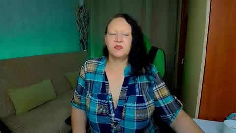 Snapshot of mrs___milf chatting on October 5, 1:36 am mrs milf online show from October 5, 1:36 am