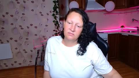 Snapshot of mrs___milf chatting on September 19, 5:44 am mrs milf online show from September 19, 5:44 am