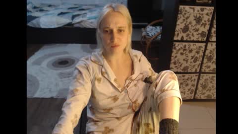 Snapshot of mrsluck chatting on October 15, 7:04 pm Sasha online show from October 15, 7:04 pm