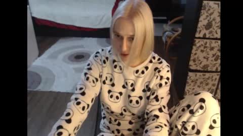 Snapshot of mrsluck chatting on October 1, 4:39 pm Sasha online show from October 1, 4:39 pm