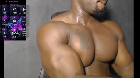Snapshot of musclegodsammy23 chatting on December 2, 10:18 pm musclegod23 online show from December 2, 10:18 pm
