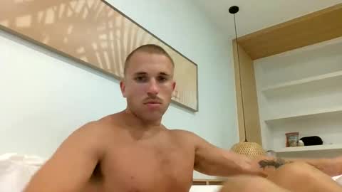 muscleshow00 online show from April 12, 10:08 am