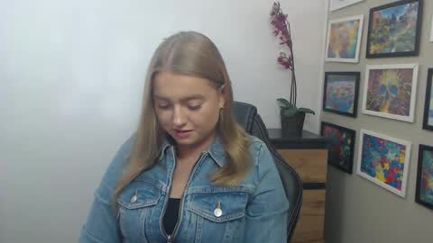 Snapshot of mysteryericax chatting on October 10, 9:37 am Erica online show from October 10, 9:37 am