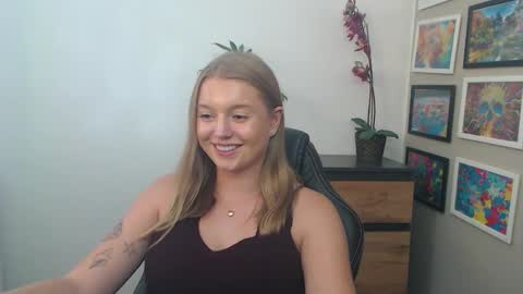 Snapshot of mysteryericax chatting on September 25, 12:34 pm Erica online show from September 25, 12:34 pm