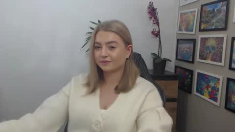 Snapshot of mysteryericax chatting on October 17, 7:23 am Erica online show from October 17, 7:23 am