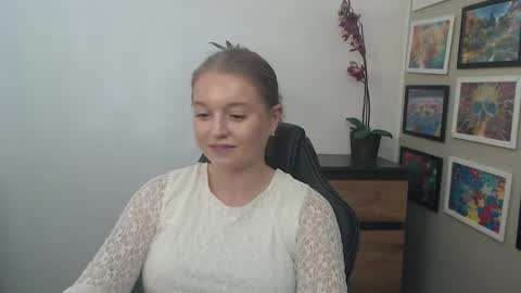 Snapshot of mysteryericax chatting on September 24, 12:23 pm Erica online show from September 24, 12:23 pm