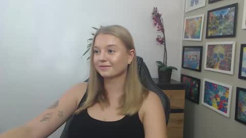 Snapshot of mysteryericax chatting on October 7, 8:32 am Erica online show from October 7, 8:32 am