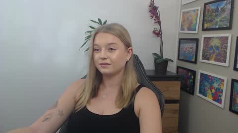 Snapshot of mysteryericax chatting on October 6, 8:21 am Erica online show from October 6, 8:21 am