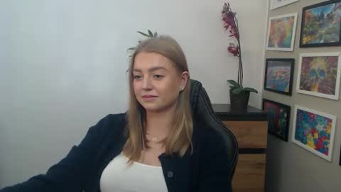 Snapshot of mysteryericax chatting on September 27, 12:36 pm Erica online show from September 27, 12:36 pm