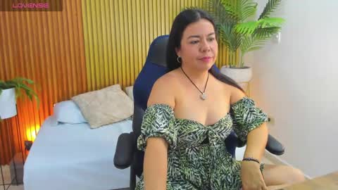 Snapshot of nahia_13 chatting on October 2, 1:21 pm N A H I A online show from October 2, 1:21 pm