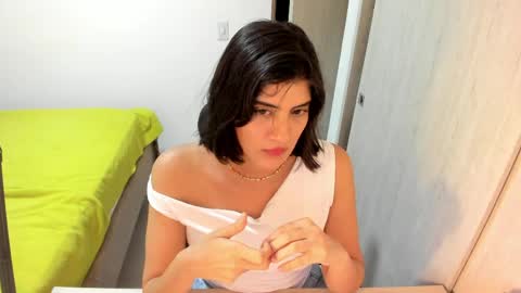 independent model online show from March 31, 1:39 am