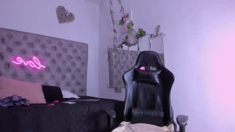 Snapshot of naomi_viper_ chatting on February 25, 11:10 am Naomi online show from February 25, 11:10 am