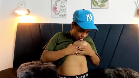 naomi_x0 online show from December 3, 3:24 pm