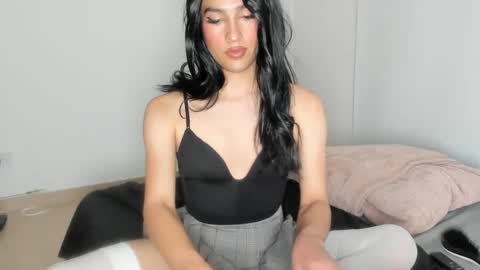 Snapshot of naomimoore chatting on February 6, 2:11 am Naomi Moore online show from February 6, 2:11 am