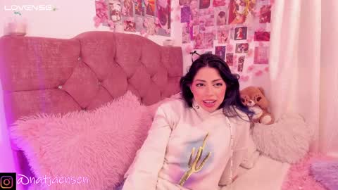 Snapshot of natalie_jaensen chatting on February 15, 12:04 am online show from February 15, 12:04 am
