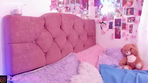 Snapshot of natalie_jaensen chatting on February 25, 11:32 am online show from February 25, 11:32 am