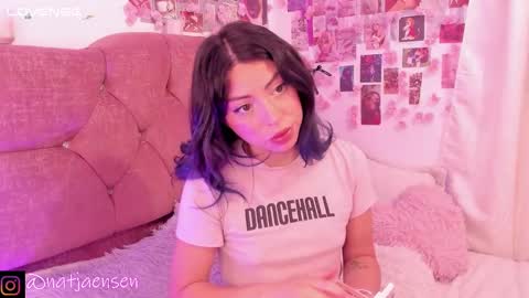 Snapshot of natalie_jaensen chatting on February 27, 9:50 am online show from February 27, 9:50 am