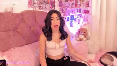 Snapshot of natalie_jaensen chatting on February 13, 11:37 pm online show from February 13, 11:37 pm