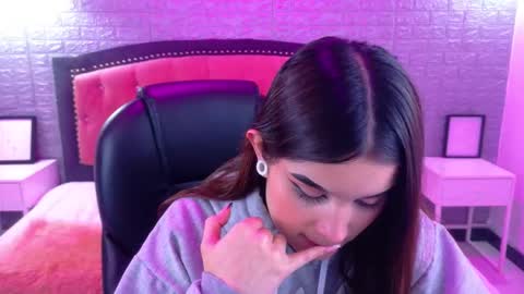 Snapshot of natalie_loffreda chatting on October 7, 3:02 am natalie online show from October 7, 3:02 am