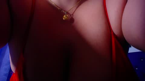 Snapshot of naturalboobs1 chatting on February 4, 9:28 am Annie online show from February 4, 9:28 am