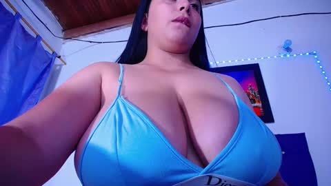 Snapshot of naturalboobs1 chatting on October 9, 3:45 am Annie online show from October 9, 3:45 am