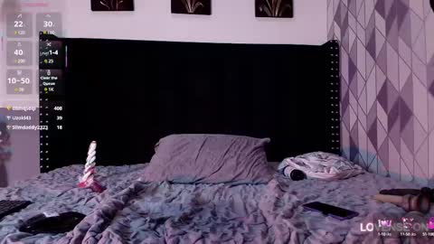 Snapshot of naturaltitss_ chatting on February 10, 1:57 am Gwen online show from February 10, 1:57 am