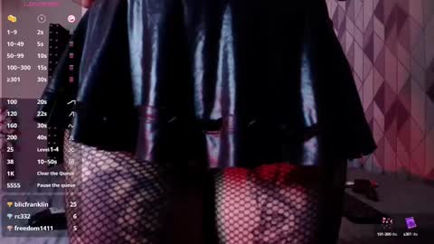 Snapshot of naturaltitss_ chatting on February 25, 8:00 pm Gwen online show from February 25, 8:00 pm