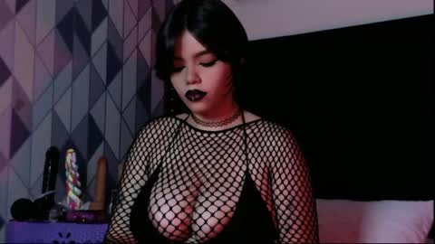 Snapshot of naturaltitss_ chatting on September 15, 8:10 pm Gwen online show from September 15, 8:10 pm
