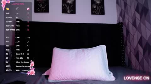 Snapshot of naturaltitss_ chatting on March 6, 7:54 pm Gwen online show from March 6, 7:54 pm